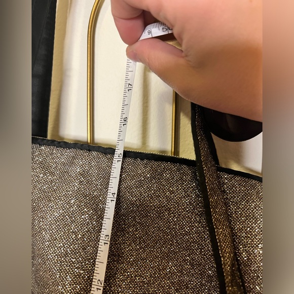 EUC Victorias Secret 17” x 15” Weekend bag - Picture 6 of 7